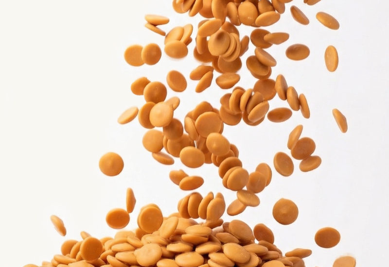 Sticlă de ketchup și roșii