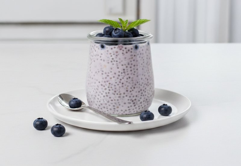 Láhev kečupu a rajčata