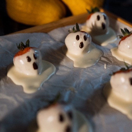 Rețetă de Halloween – fantome de ciocolată – pastile de ciocolată pentru gătit Grizly