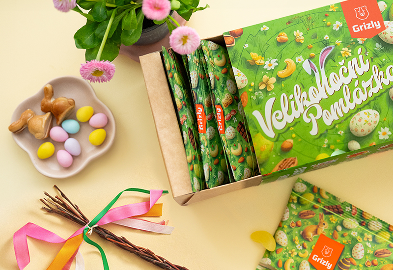 Sticlă de ketchup și roșii