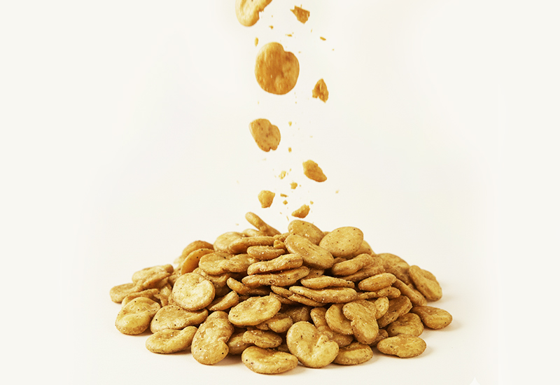 Borcan cu ketchup și roșii