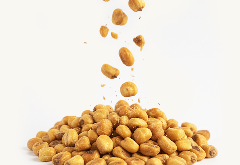 Sticlă de ketchup și roșii