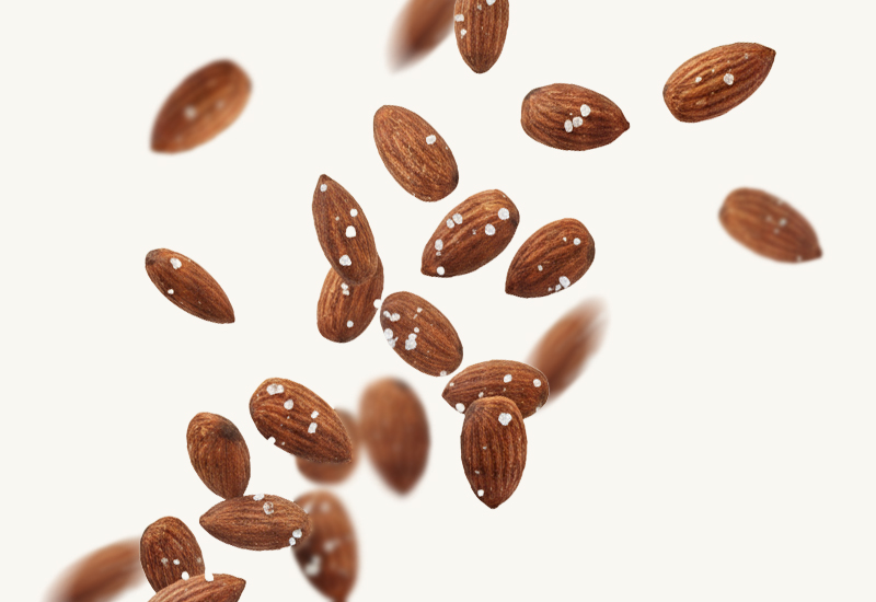 Sticlă de ketchup și roșii