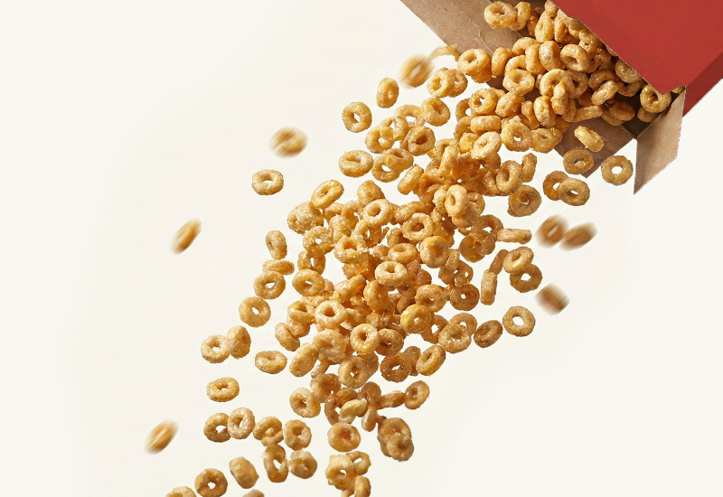 Sticlă de ketchup și roșii