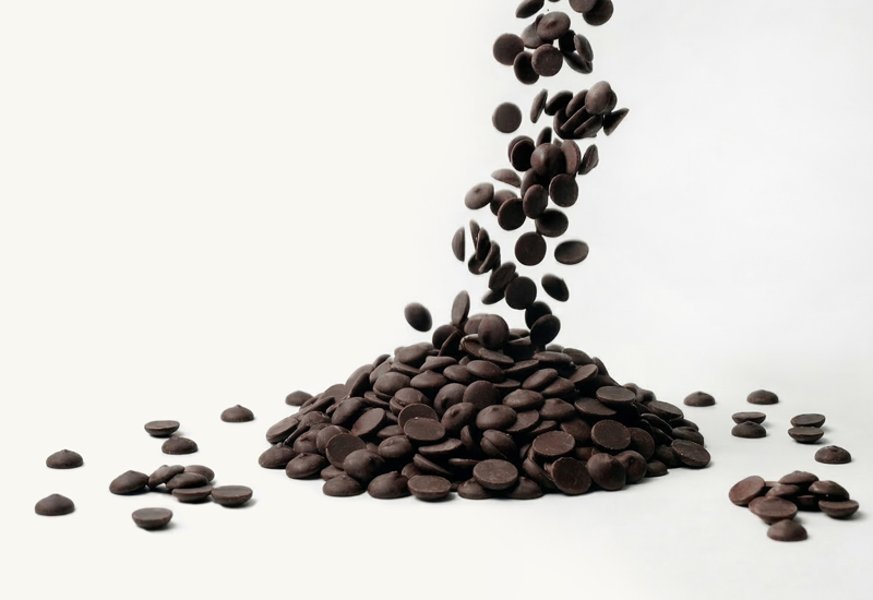 Sticlă de ketchup și roșii