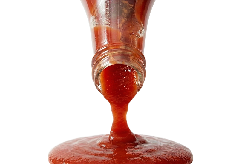 Sticlă de ketchup și roșii