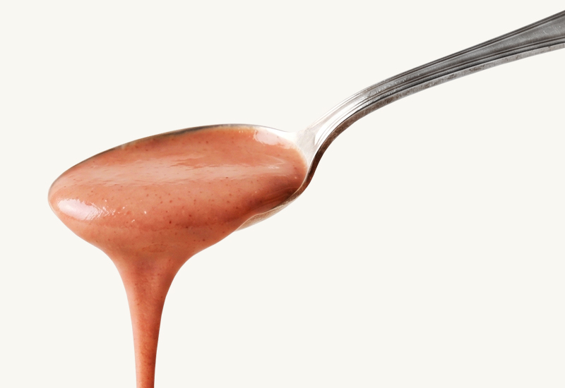 Sticlă de ketchup și roșii