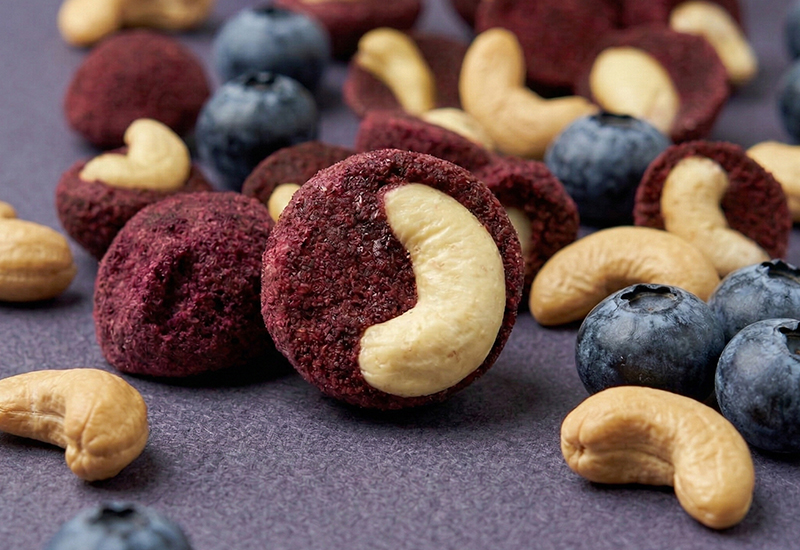 Sticlă de ketchup și roșii