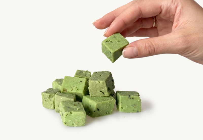 Sticlă de ketchup și roșii