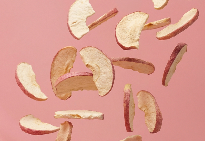 Sticlă de ketchup și roșii