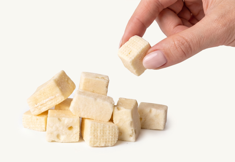 Sticlă de ketchup și roșii