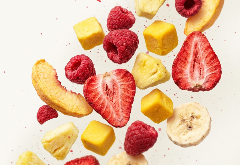 Sticlă de ketchup și roșii