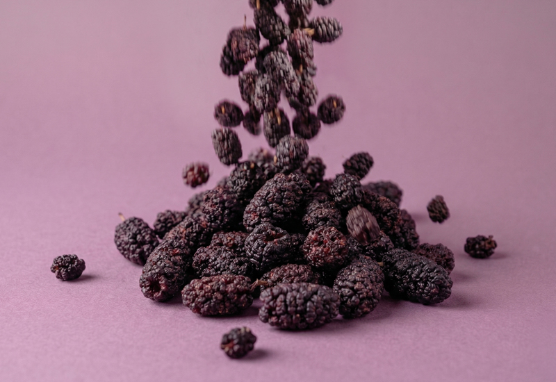 Sticlă de ketchup și roșii