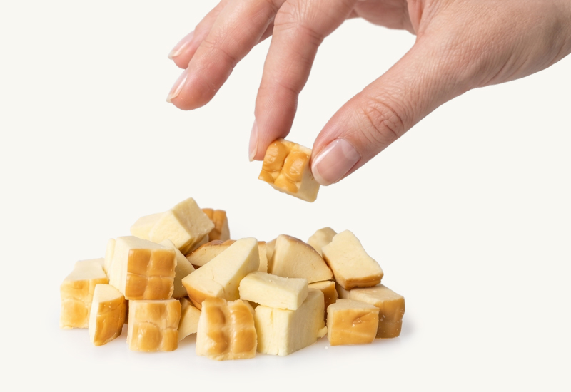 Sticlă de ketchup și roșii