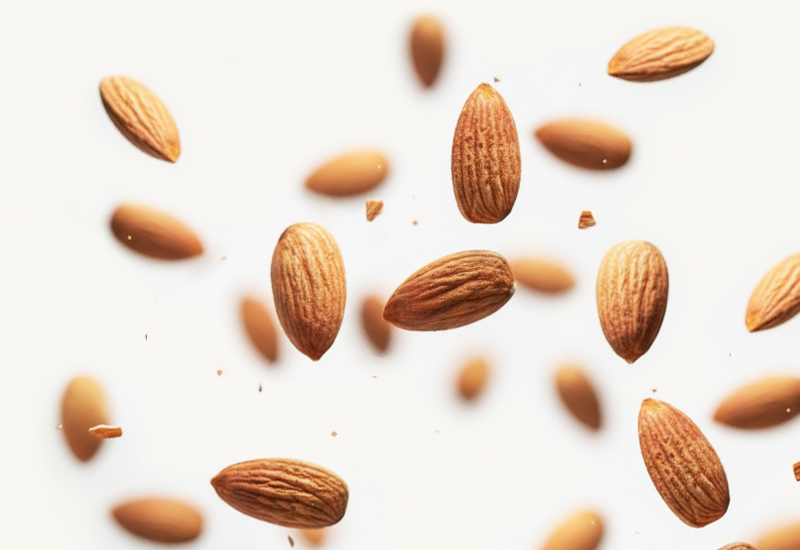 Sticlă de ketchup și roșii