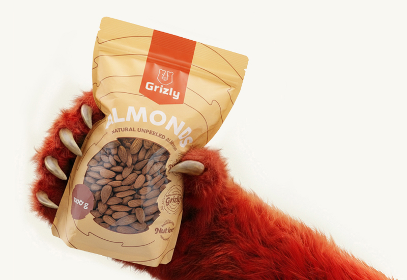 Sticlă de ketchup și roșii