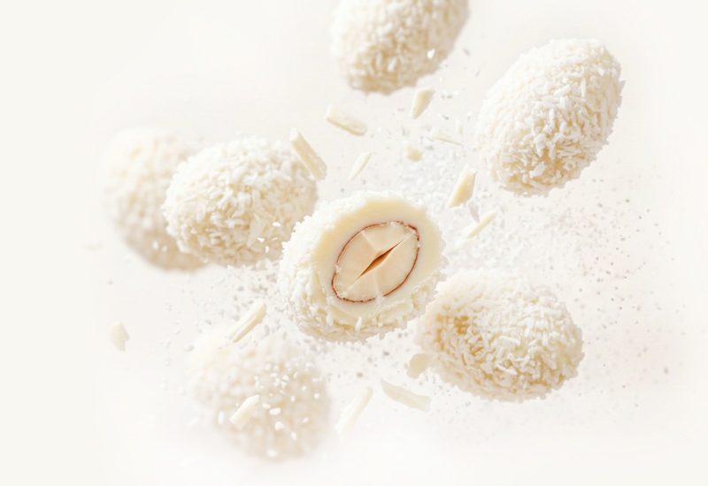 Sticlă de ketchup și roșii