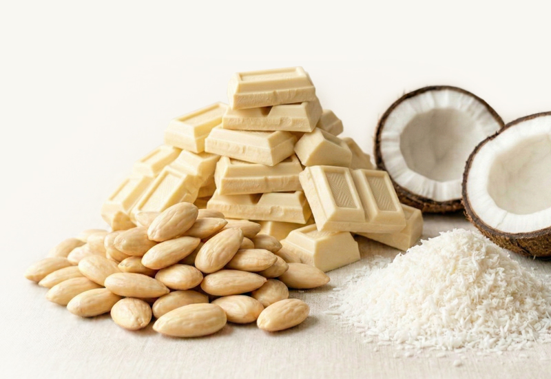 Sticlă de ketchup și roșii