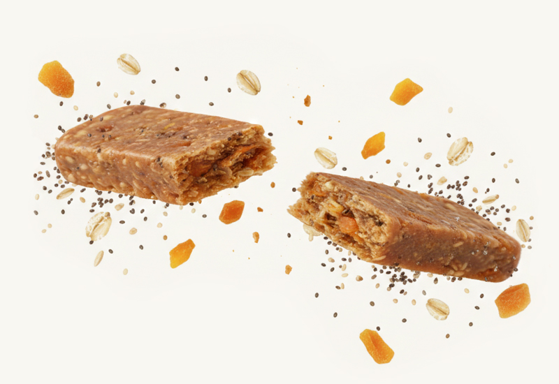 Láhev kečupu a rajčata