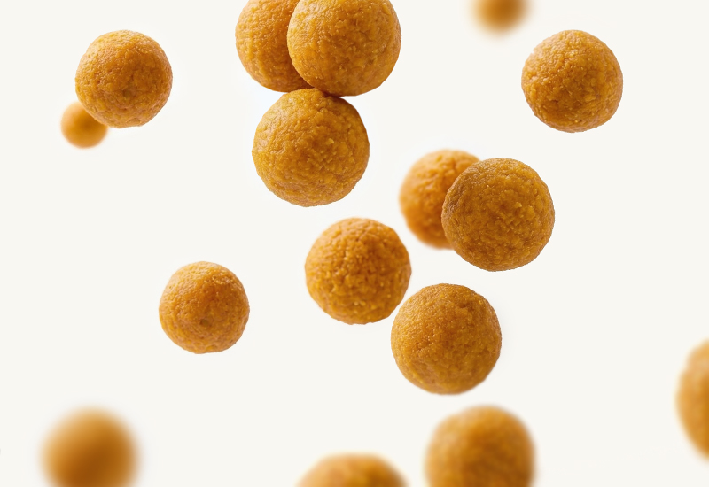 Sticlă de ketchup și roșii