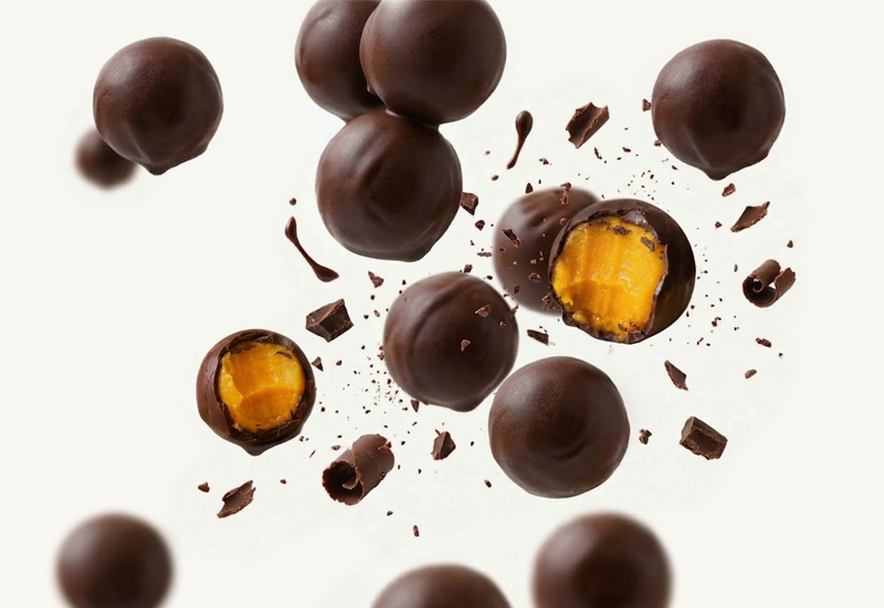 Sticlă de ketchup și roșii