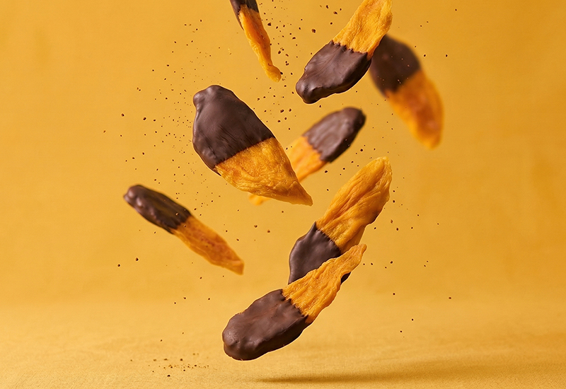 Sticlă de ketchup și roșii