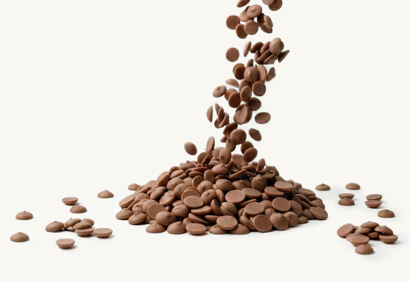 Sticlă de ketchup și roșii