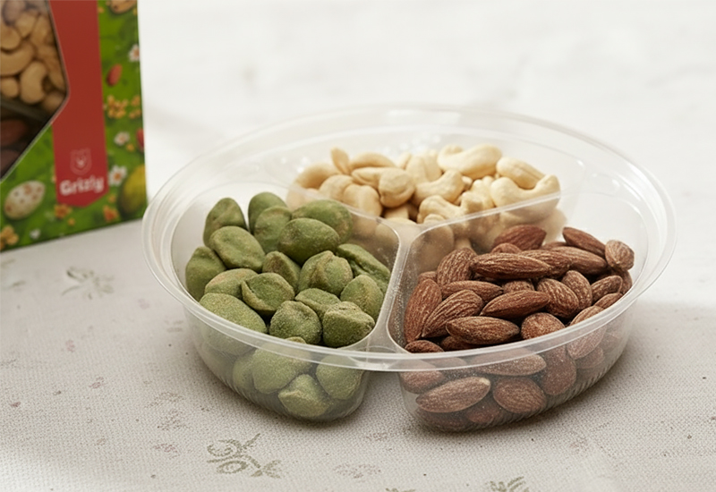 Sticlă de ketchup și roșii