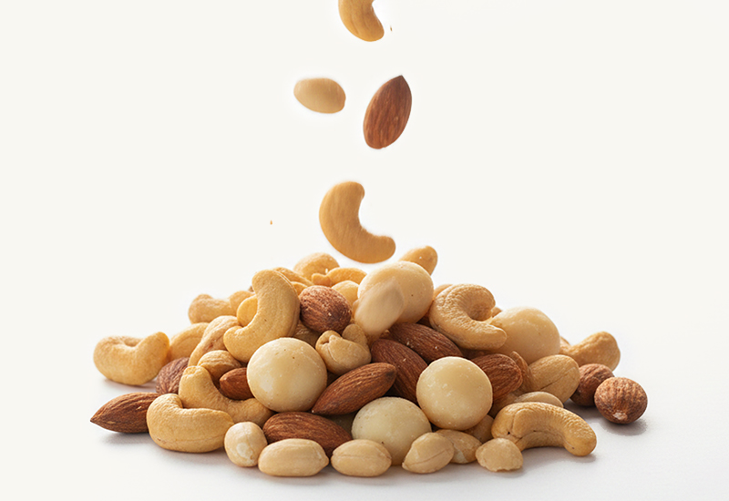 Sticlă de ketchup și roșii