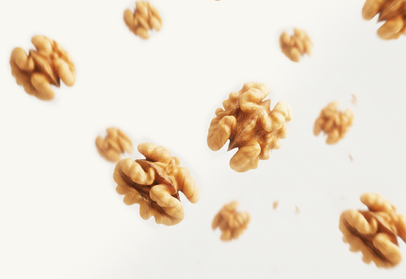 Sticlă de ketchup și roșii