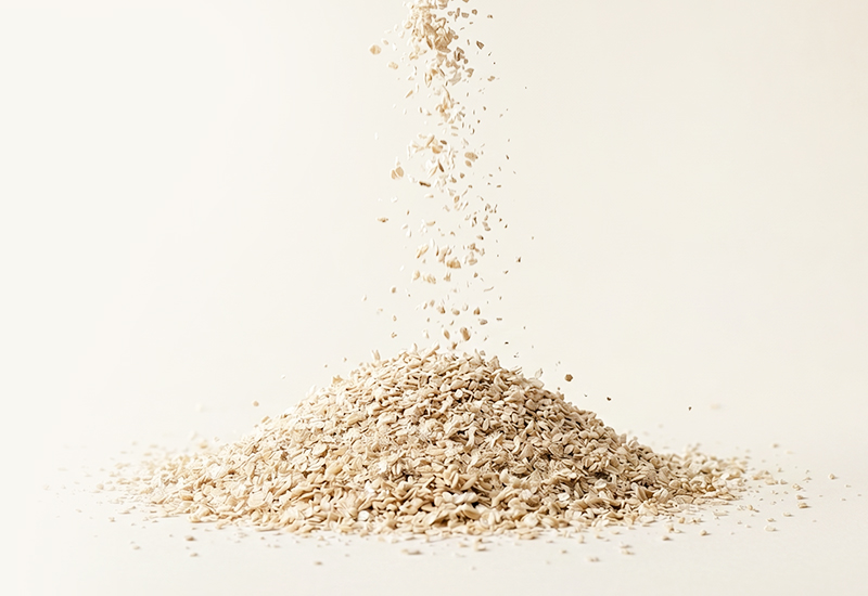 Sticlă de ketchup și roșii