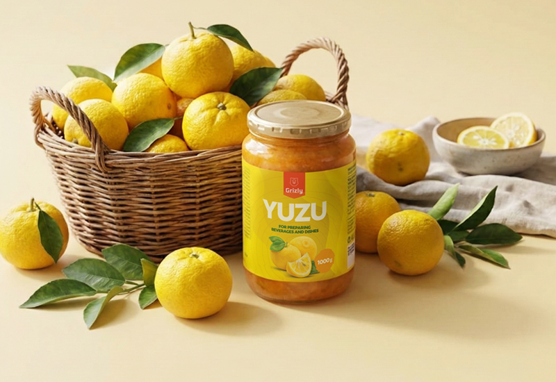 Sticlă de ketchup și roșii