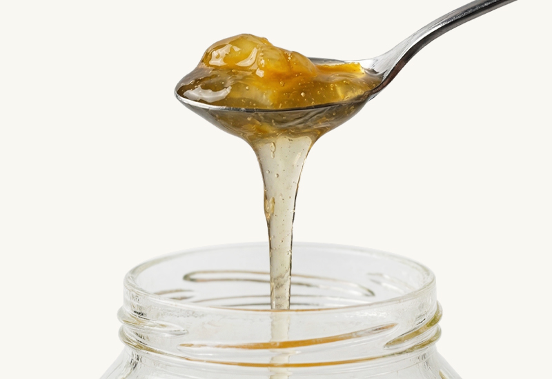 Sticlă de ketchup și roșii