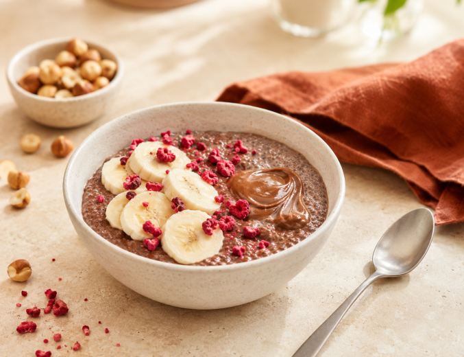 Budincă de chia cu ciocolată, banană, cremă de alune de pădure și zmeură liofilizată.