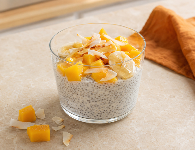 Budincă de chia cu cocos, mango, banană și felii de cocos