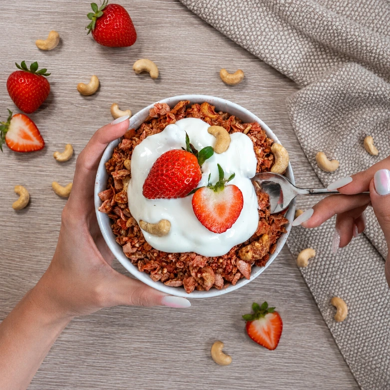 Granola de casă cu iaurt, căpșuni și nuci caju