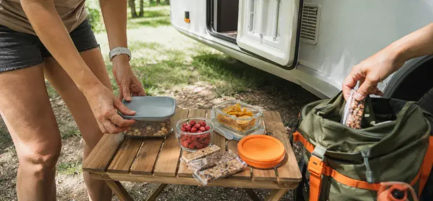 Pachet de nuci, fructe liofilizate și alte gustări pentru camping