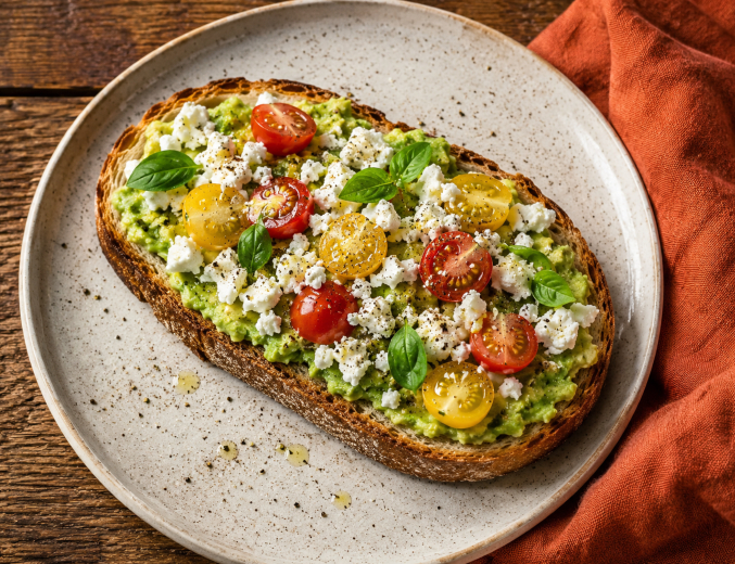 Pâine cu avocado și brânză