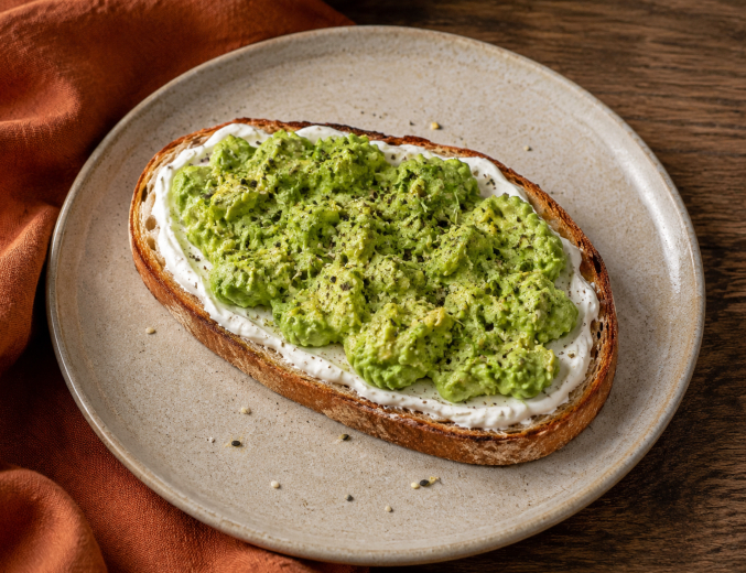 Toast cu avocado și cremă de brânză