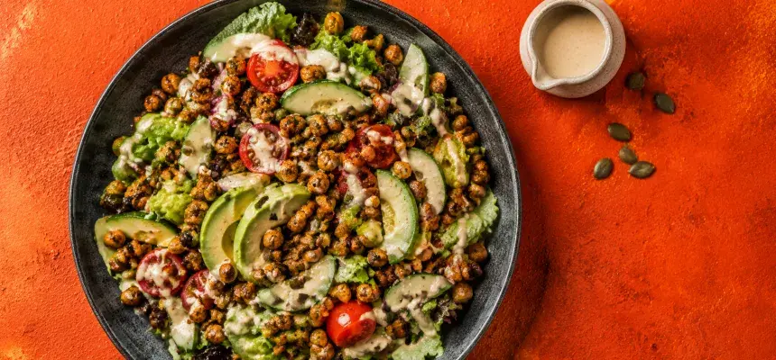 Plant-based salată cu năut crocant și dressing de tahini
