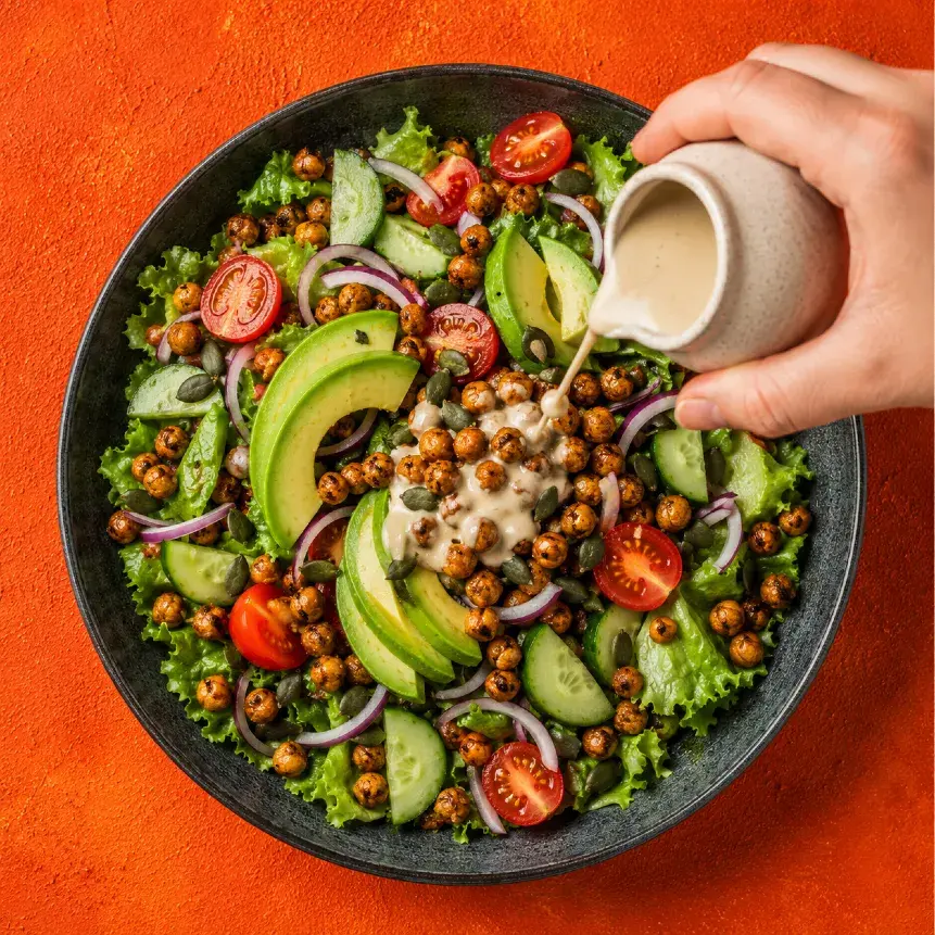 Bowl de salată cu năut, legume și dressing vegetal