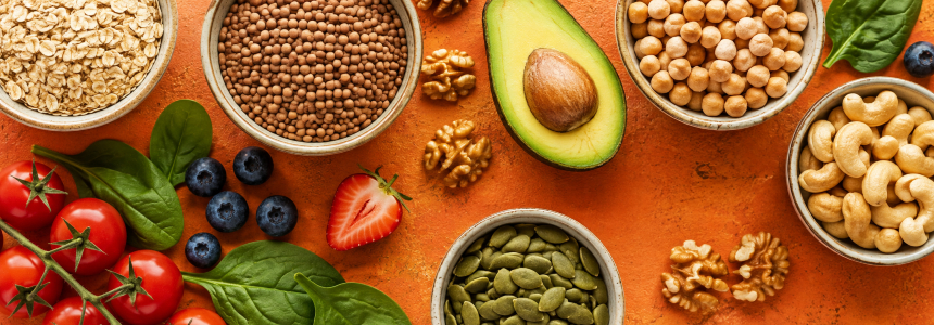 Selecție de preparate colorate plant-based și ingrediente vegetale
