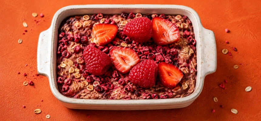 Baked oats cu căpșuni, zmeură și fructe liofilizate