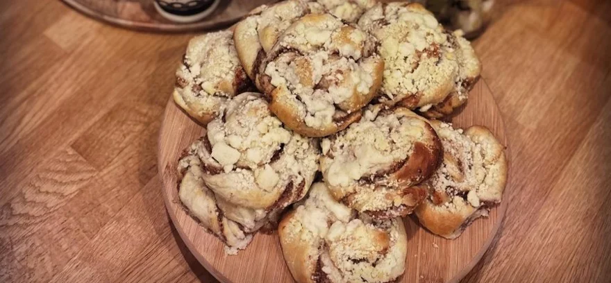 Chifle cu drojdie umplute cu nucă