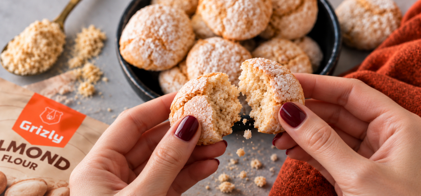 Mâini de femeie care rup un biscuite amaretti