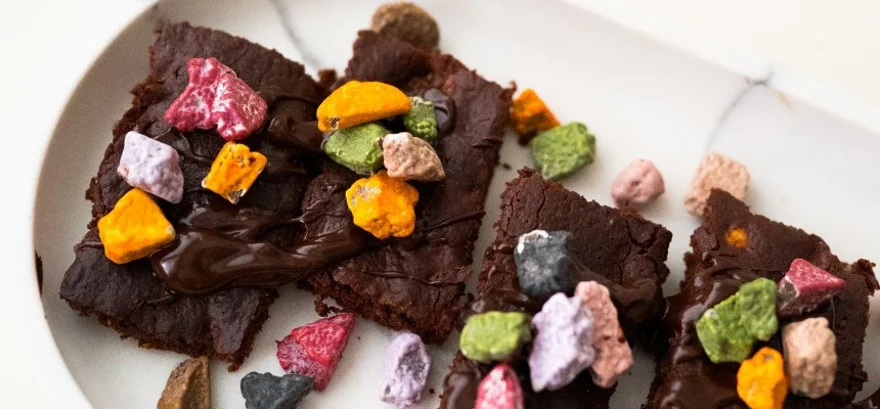 Brownie cu ciocolată și pietricele colorate – rețetă simplă by Grizly