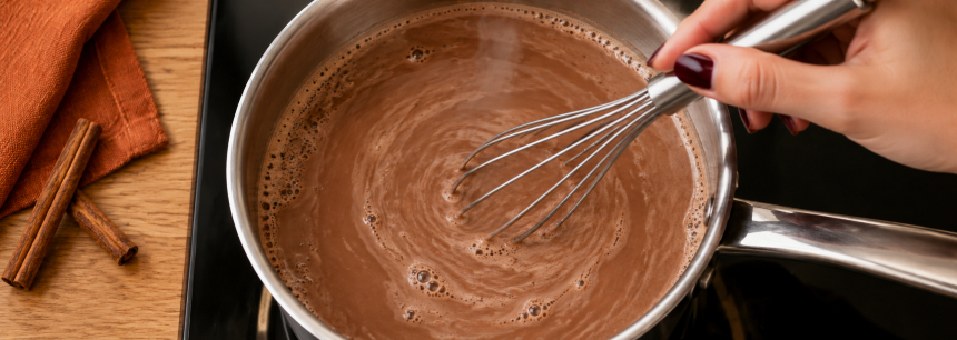 Detaliu: amestecăm cacao fierbinte cu telul într-o oală de inox