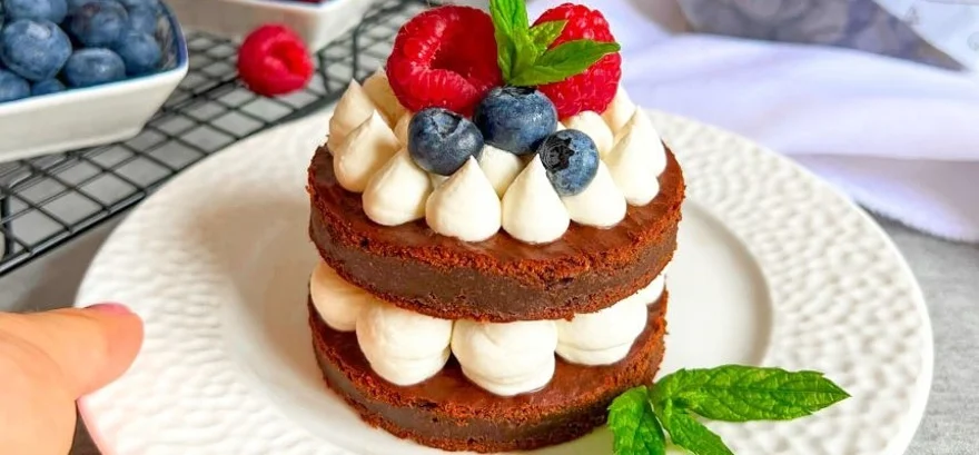 Tort de dovlecei cu ciocolată și fructe proaspete