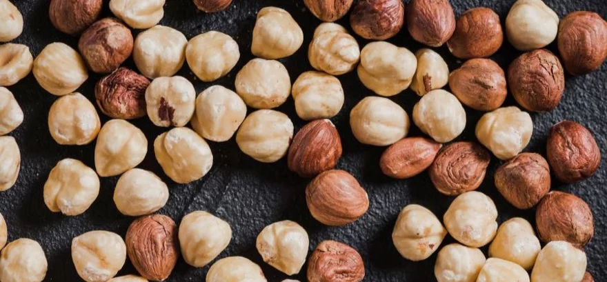 Cum să cureți și să decojești alunele de pădure