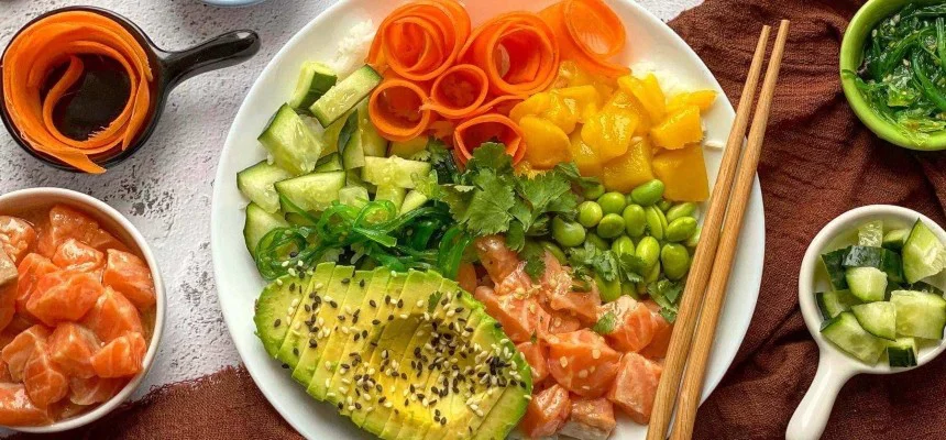 Poke Bowl de casă: Rețeta de bază, sosul și 4 variante noi